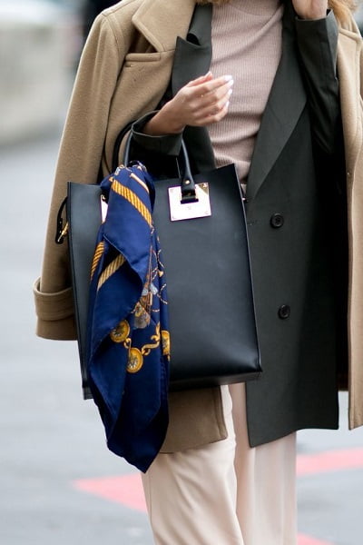 Cómo reinventar tu look con un pañuelo