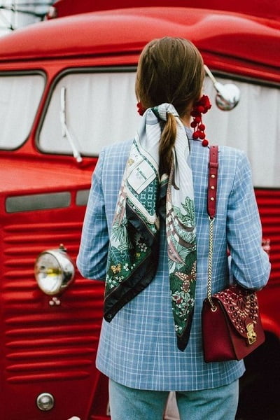 Cómo reinventar tu look con un pañuelo