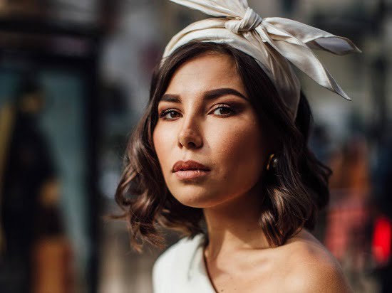 Cómo reinventar tu look con un pañuelo