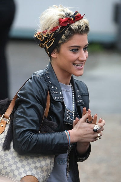 Cómo reinventar tu look con un pañuelo